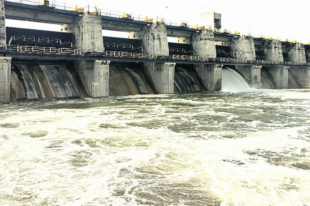 पावसाळा संपला तरी कुरनूर धरणातून पाण्याचा विसर्ग सुरूच 