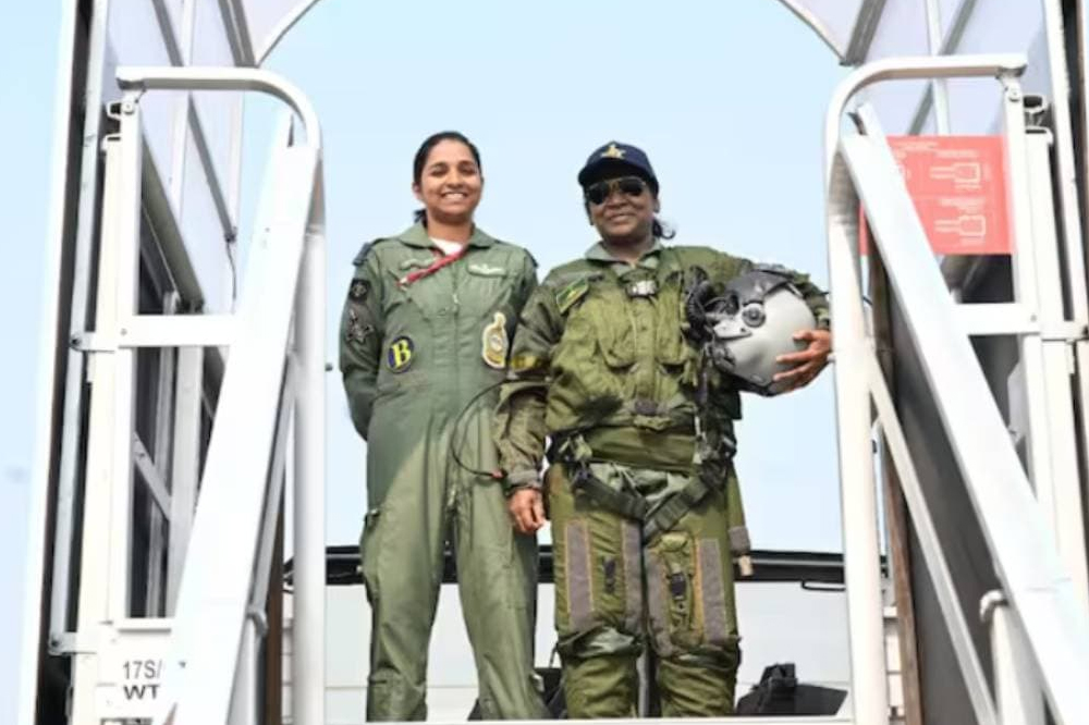 राष्ट्रपती द्रौपदी मुर्मू यांचा राफेलमधून ऐतिहासिक उड्डाण – भारतीय हवाई दलाच्या सामर्थ्याचा अनुभव