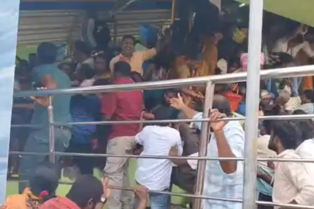 आंध्र प्रदेशातील श्रीकाकुलममध्ये भीषण चेंगराचेंगरी; वेंकटेश्वर मंदिरात ९ भाविकांचा मृत्यू, अनेक जखमी 