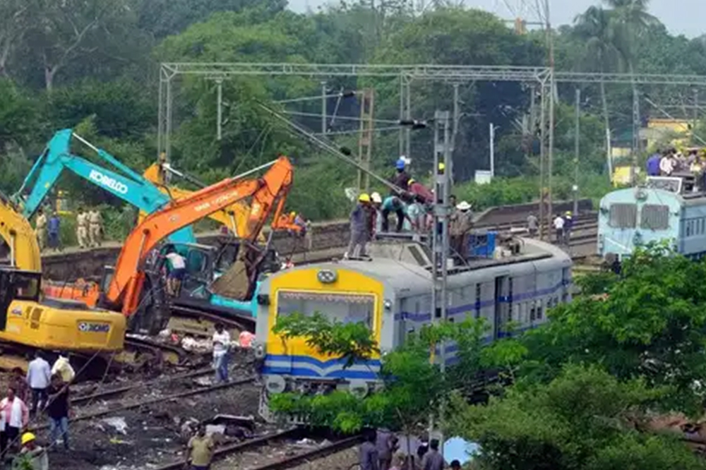 छत्तीसगडमध्ये भीषण रेल्वे अपघात: प्रवासी ट्रेन आणि मालगाडीची समोरासमोर टक्कर; ६ प्रवाशांचा मृत्यू 