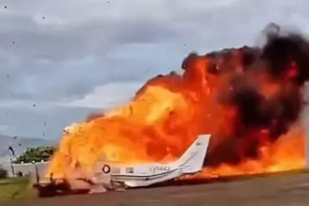 अमेरिकेत UPS मालवाहू विमान कोसळले; ३ ठार, ११ जखमी — लुईसविले विमानतळाजवळ भीषण दुर्घटना 