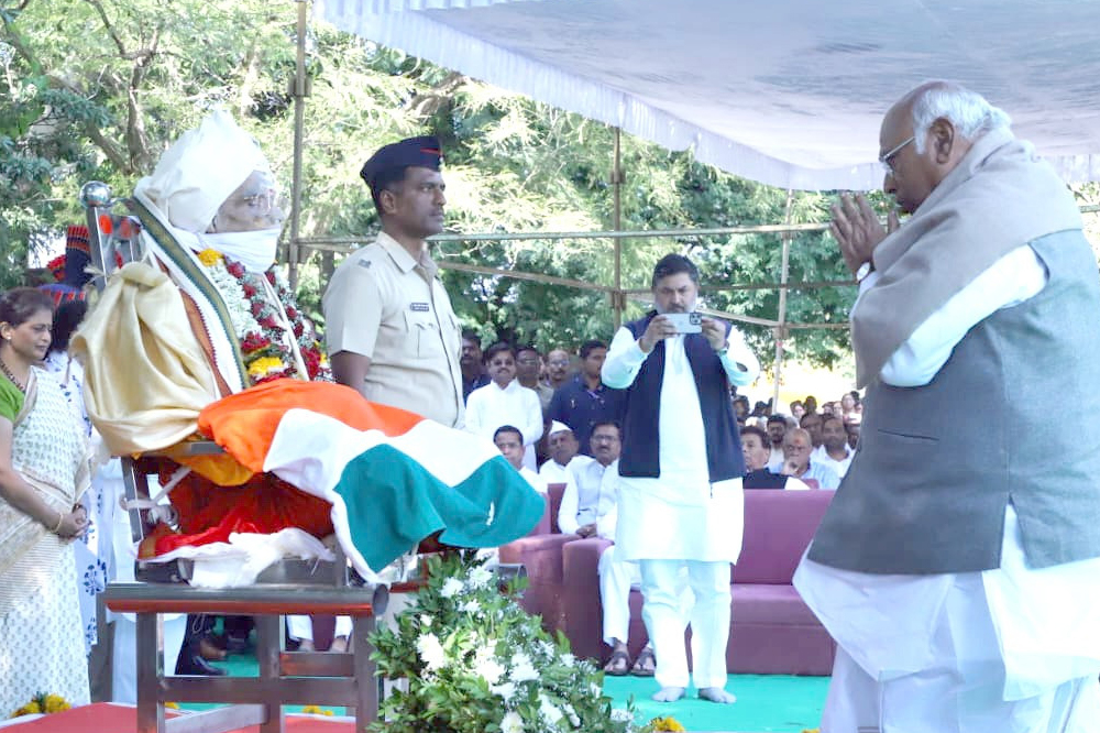 चाकूरकरांनी देश विकासात योगदान दिले काँग्रेसचे राष्ट्रीय अध्यक्ष खर्गे यांचे प्रतिपादन 