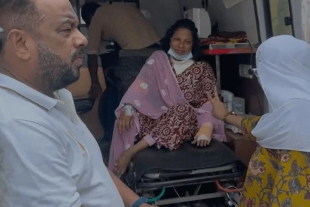 ठाणे महापालिका निवडणूक: रुग्णवाहिकेतून येऊन संगीता दवणे यांनी भरला उमेदवारी अर्ज 