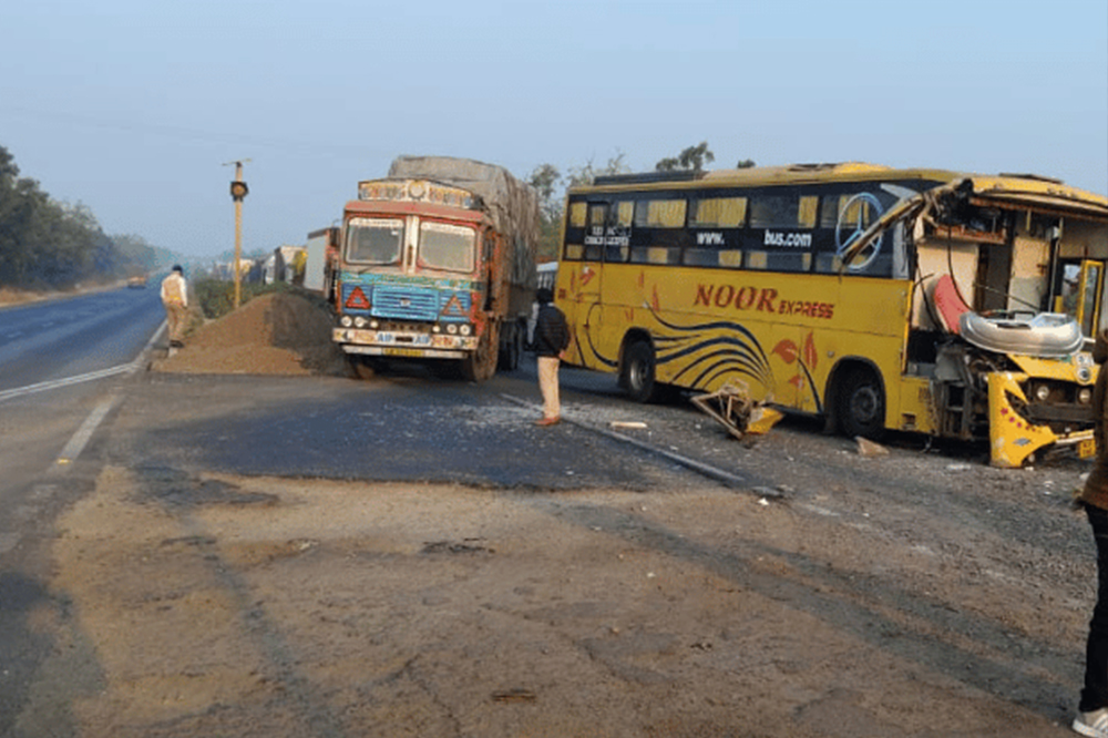 सोलापूर-पुणे महामार्गावर खासगी ट्रॅव्हल्स बसचा भीषण अपघात; प्रवासी थोडक्यात बचावले 