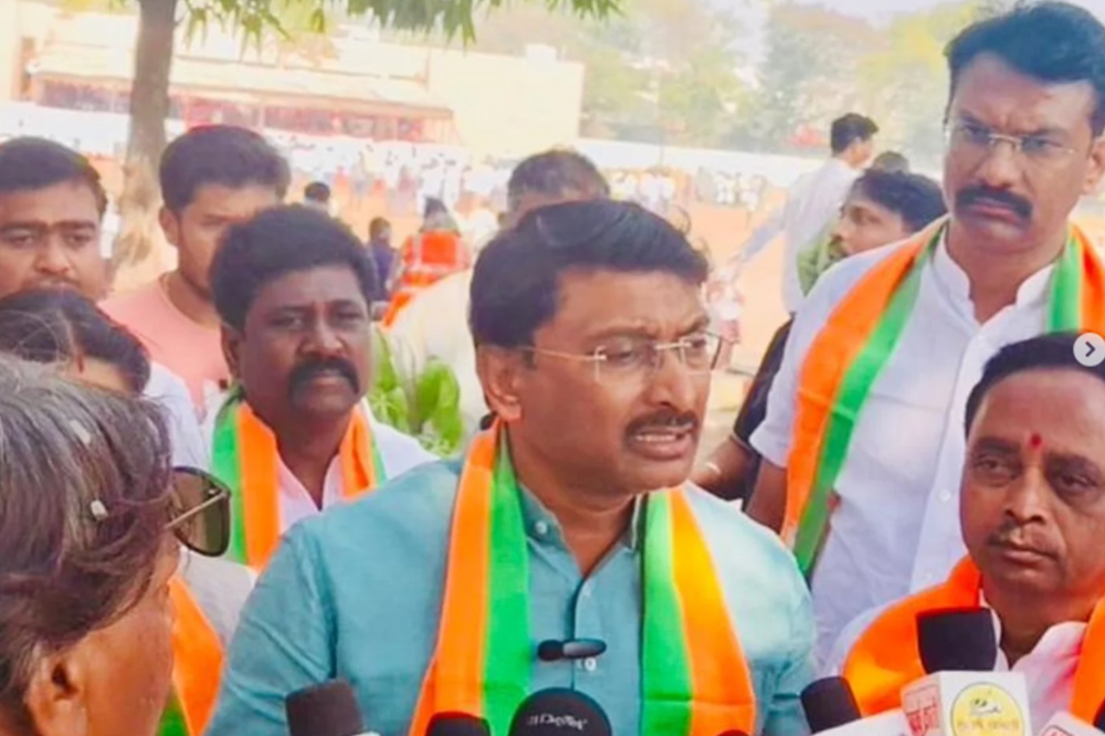 सोलापूर महापालिकेत राजकीय भूकंप; ठाकरे गटाचे जिल्हाध्यक्ष गणेश वानकर भाजपमध्ये दाखल 