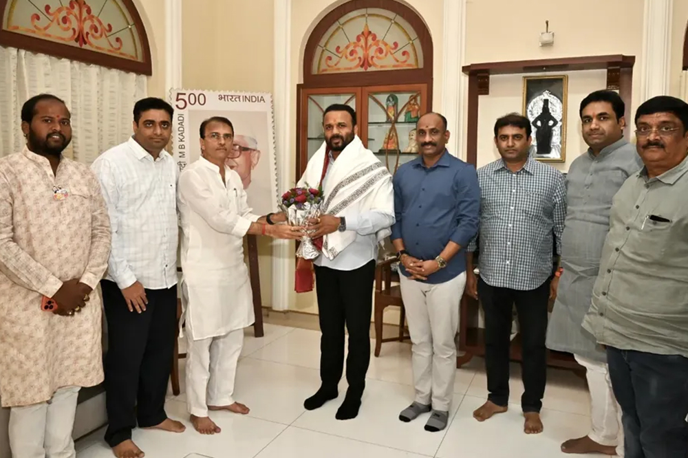 पालकमंत्री गोरे यांनी घेतली धर्मराज काडादी यांची भेट 