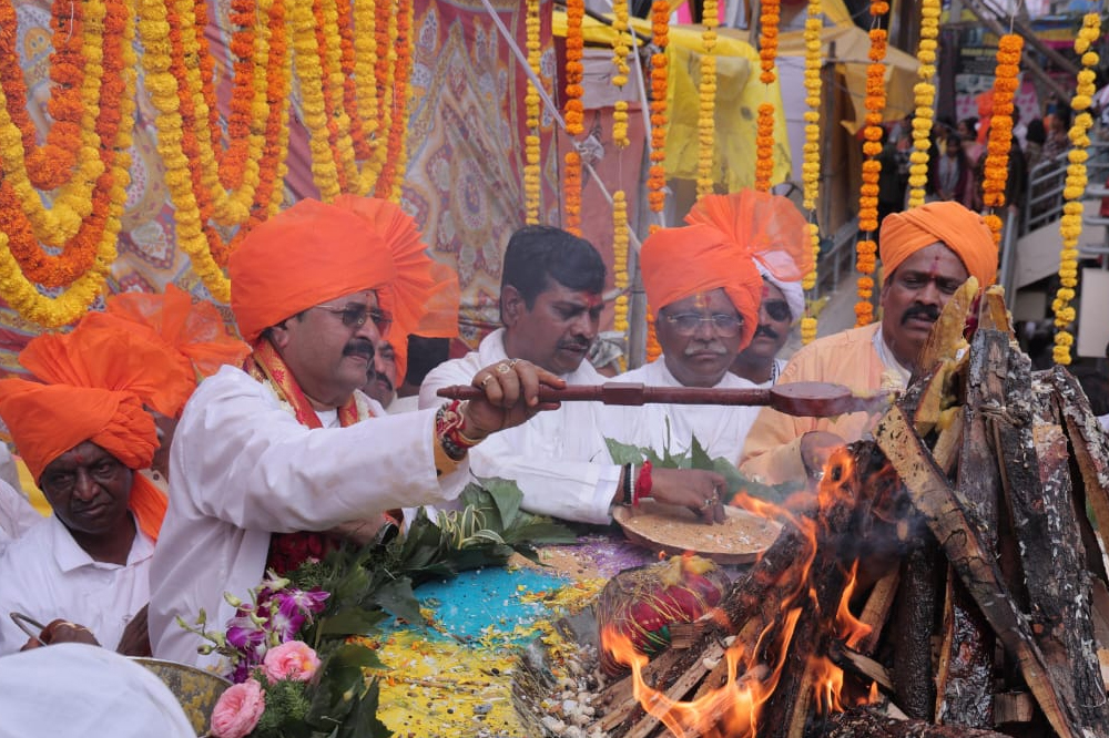 श्री सिद्धेश्वर मंदिरासमोर होम-हवन कार्यक्रम मोठ्या भक्तिभावाने संपन्न