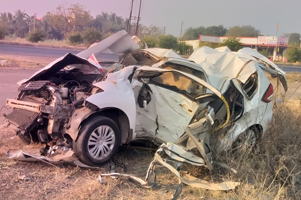 सोलापूर–पुणे महामार्गावर भीषण अपघात; अक्कलकोटला दर्शनासाठी निघालेल्या पाच भाविकांचा मृत्यू 