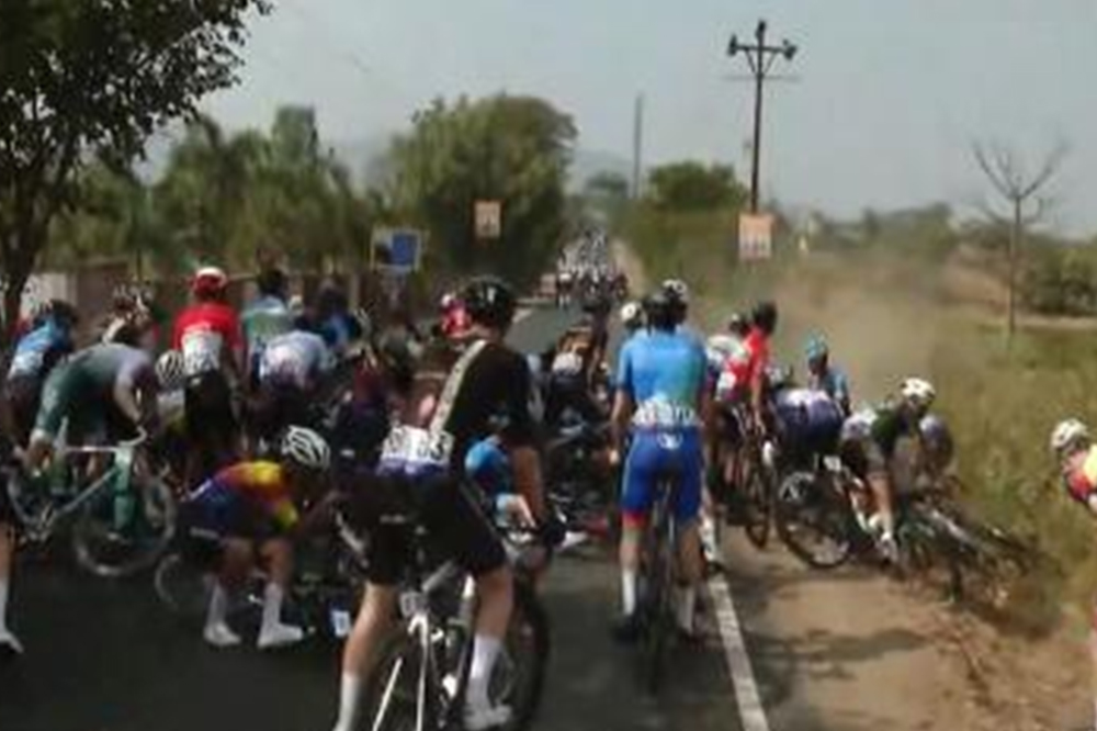 पुणे ग्रँड चॅलेंज सायकल टूरमध्ये मोठा अपघात; मुळशी-कोळवण रोडवर ७० हून अधिक सायकलपटू एकमेकांवर आदळले .