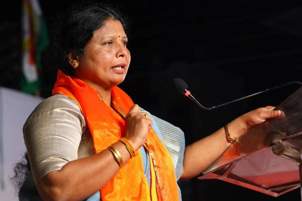 सोलापूर शिवसेनेत मोठा बदल: सुषमा अंधारे यांची संपर्क प्रमुखपदी नियुक्ती; जिल्हा परिषद निवडणुकांच्या पार्श्वभूमीवर महत्त्वाचा निर्णय 