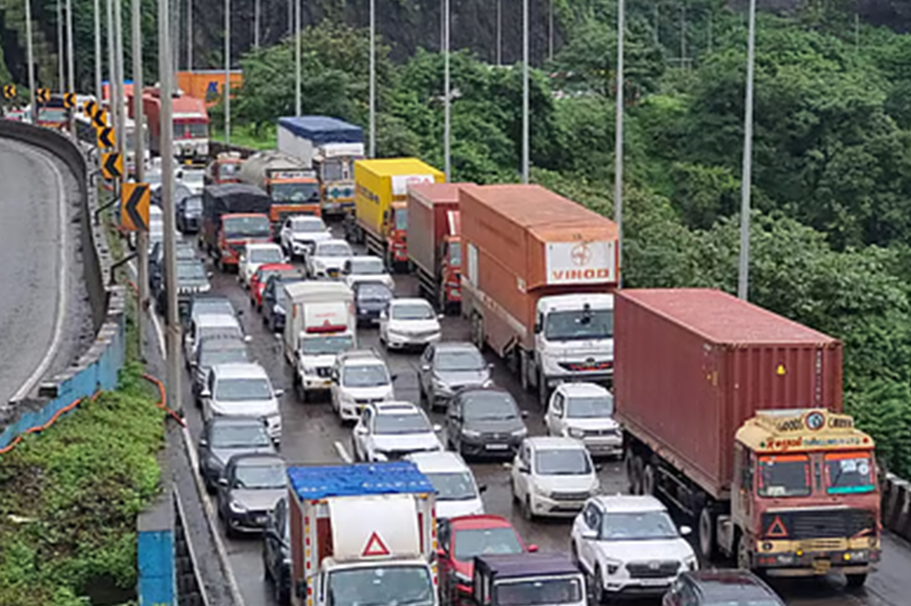 मुंबई–पुणे एक्स्प्रेस वे पुन्हा ठप्प; ३२ तासांच्या कोंडीनंतरही प्रवाशांचा संयम सुटण्याच्या मार्गावर 