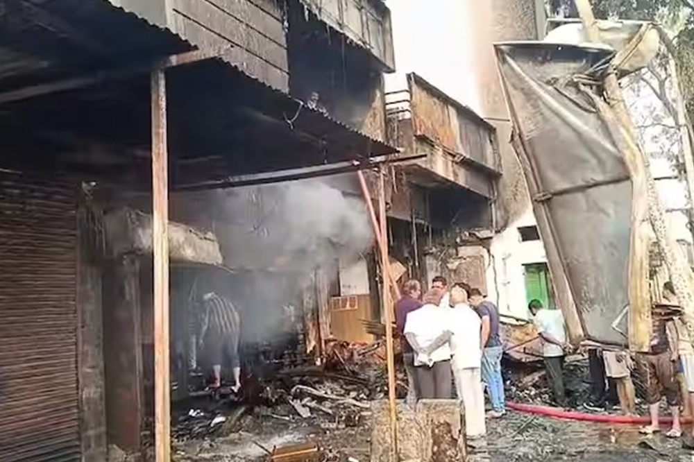 अकलूजमध्ये इलेक्ट्रिक दुचाकीमुळे भीषण आग; घर, कार आणि दुकान जळून खाक 