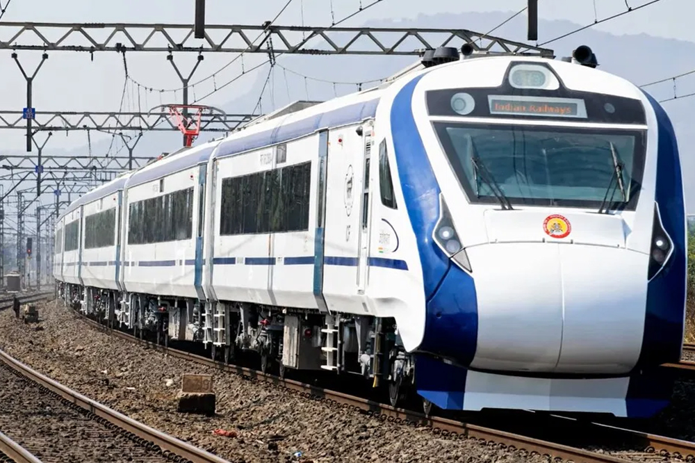 सोलापूर-मुंबई वंदे भारत सुसाट; प्रवाशांची एक्स्प्रेसला पसंती, वेळेची बचत आणि सुविधा ठरल्या आकर्षण