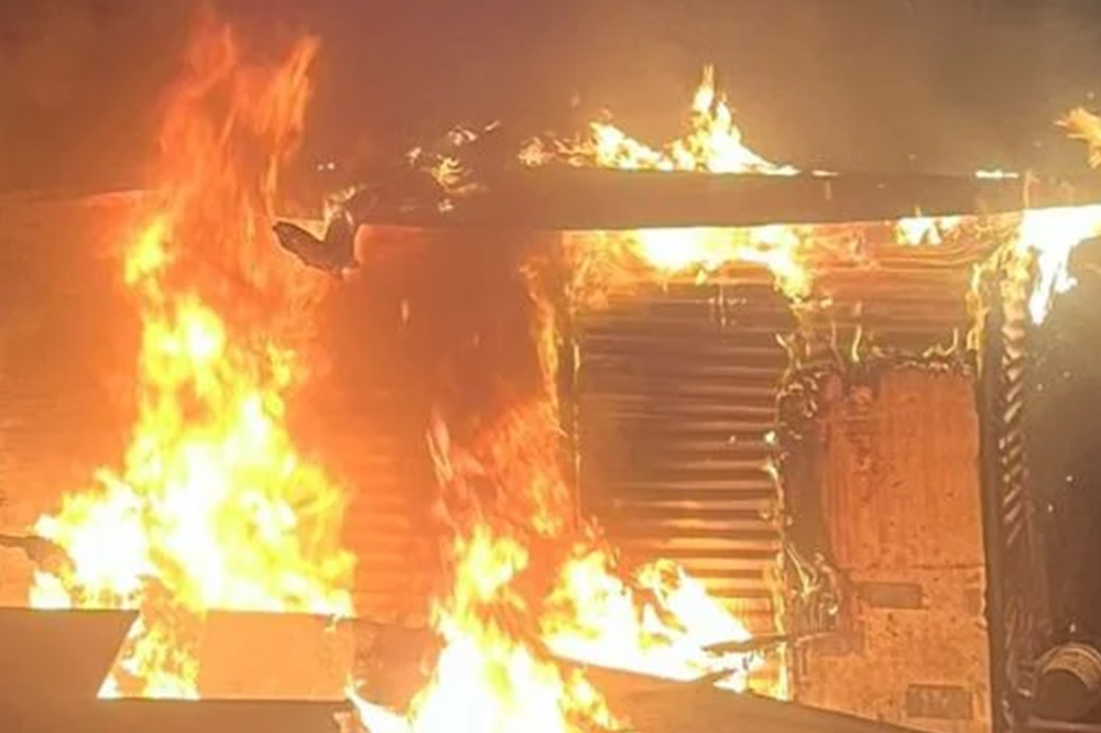 हडपसरमध्ये मध्यरात्री भीषण आग; १९ झोपड्या भस्मसात, मोठी दुर्घटना टळली