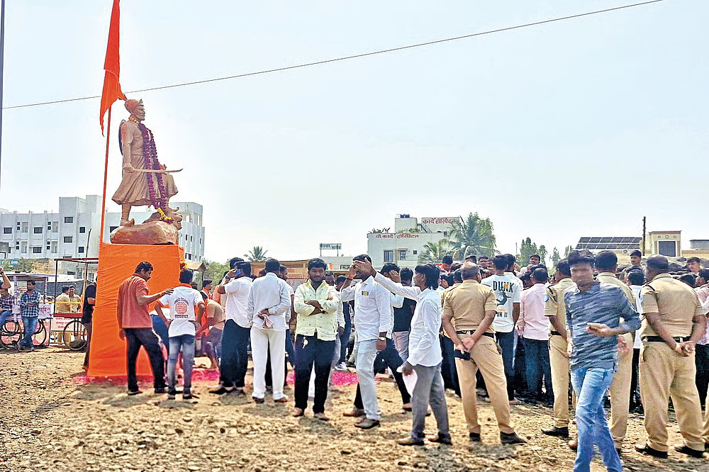 मोहोळ बसस्थानक परिसरात छत्रपती संभाजी महाराजांचा पुतळा; उभारण्यावरून मोहोळमध्ये तणाव