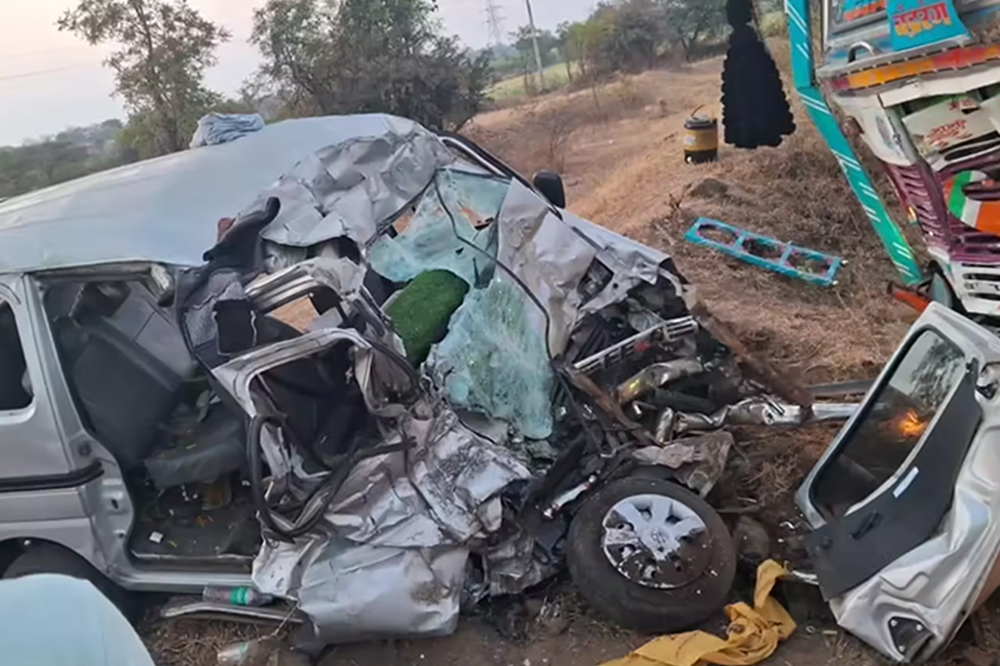 अहिल्यानगर-दौंड महामार्गावर भीषण अपघात; एकाच कुटुंबातील चार जणांचा जागीच मृत्यू 
