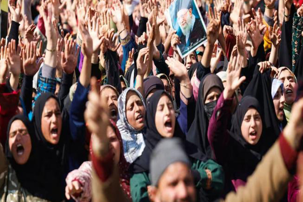 अमेरिका–इस्रायल हल्ल्यात अयातुल्ला अली खामेनेई ठार; श्रीनगर ते लखनौ शिया समुदाय रस्त्यावर