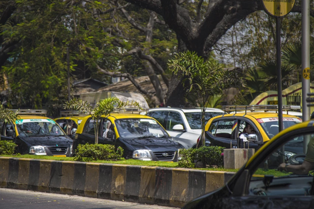 मुंबई विमानतळावर प्रवाशांची फसवणूक करणाऱ्या टॅक्सी-रिक्षा चालकांवर कारवाई; 80 एफआयआर, 13 चालकांवर गुन्हे
