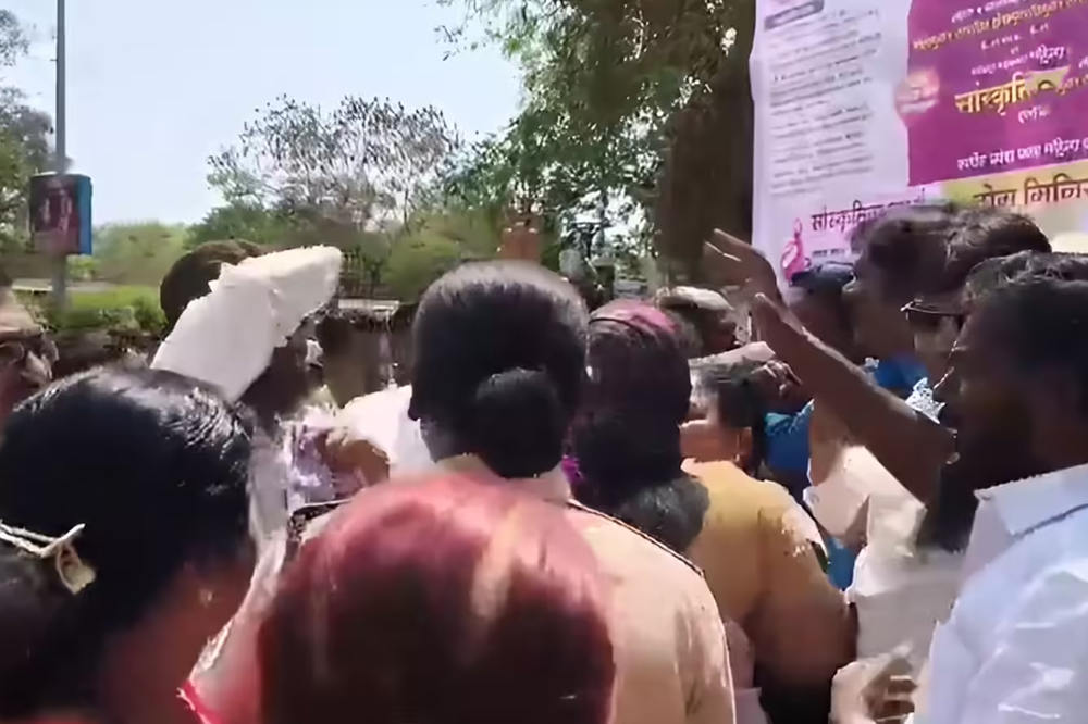 पथविक्रेत्यांचा महापालिकेवर मोर्चा; आंदोलक आणि पोलिसांमध्ये धक्काबुक्की, परिसरात तणाव 