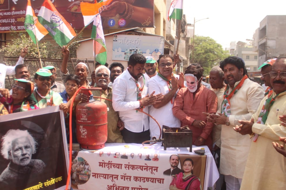 सोलापुरात काँग्रेसचे अनोखे आंदोलन; नाल्यातून गॅस तयार करण्याचा प्रयोग करून केंद्र सरकारचा निषेध 