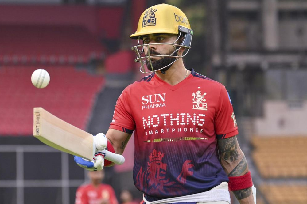 RCB कडून अनोखी श्रद्धांजली; विराट कोहलीसह सर्व खेळाडू ११ नंबरची जर्सी घालणार 