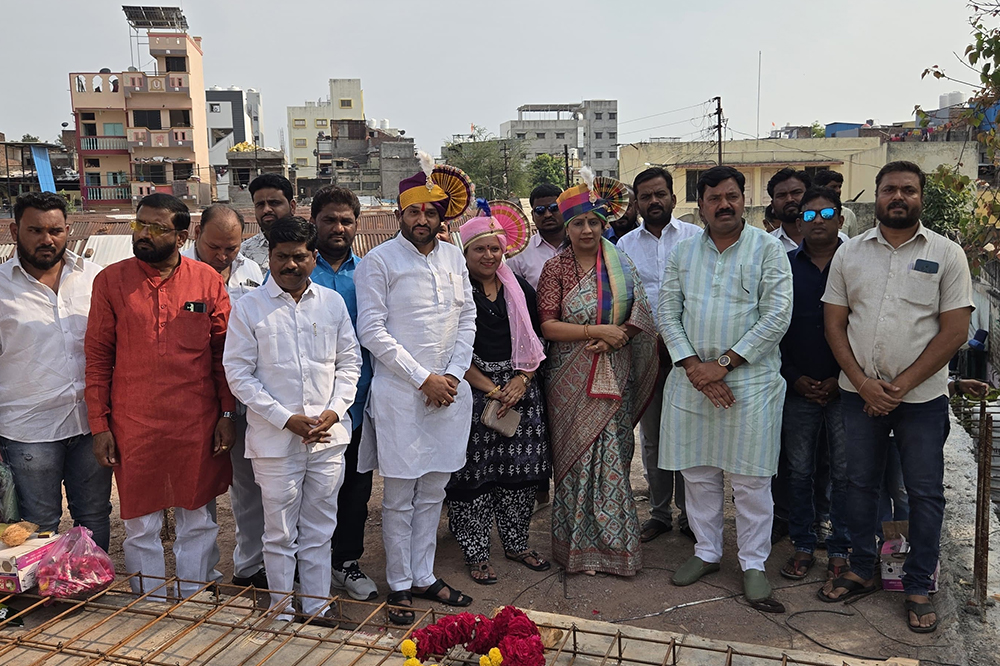 सोलापुरात संविधान भवन अभ्यासिका केंद्राच्या पहिल्या मजल्याच्या स्लॅबचे पूजन संपन्न