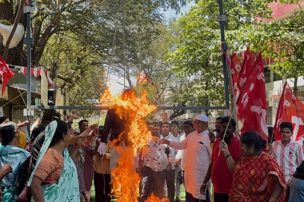 भोंदू अशोक खरातविरोधात सोलापुरात तीव्र आंदोलन; पुतळ्याचे दहन 