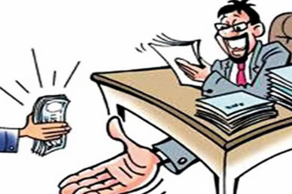 ३०० रुपयांची लाच घेताना मुख्याध्यापिका रंगेहाथ; माजी विद्यार्थ्याच्या तक्रारीवर एसीबीची कारवाई