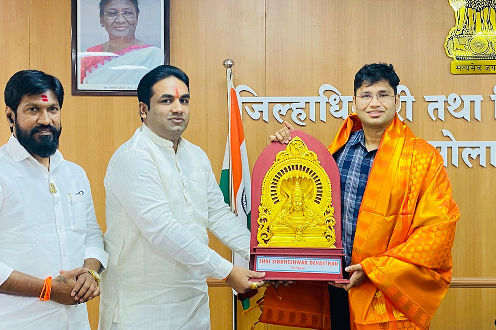 आमदार देवेंद्र कोठे यांची जिल्हाधिकाऱ्यांशी विकासकामांवर चर्चा; सन्मान करून व्यक्त केला विश्वास 