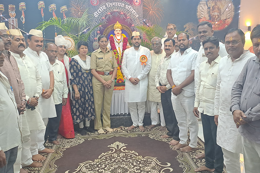 सोलापूरात महात्मा बसवेश्वर मूर्तीची प्राणप्रतिष्ठा उत्साहात; सर्कल सुशोभीकरणासाठी ५० लाखांची तरतूद