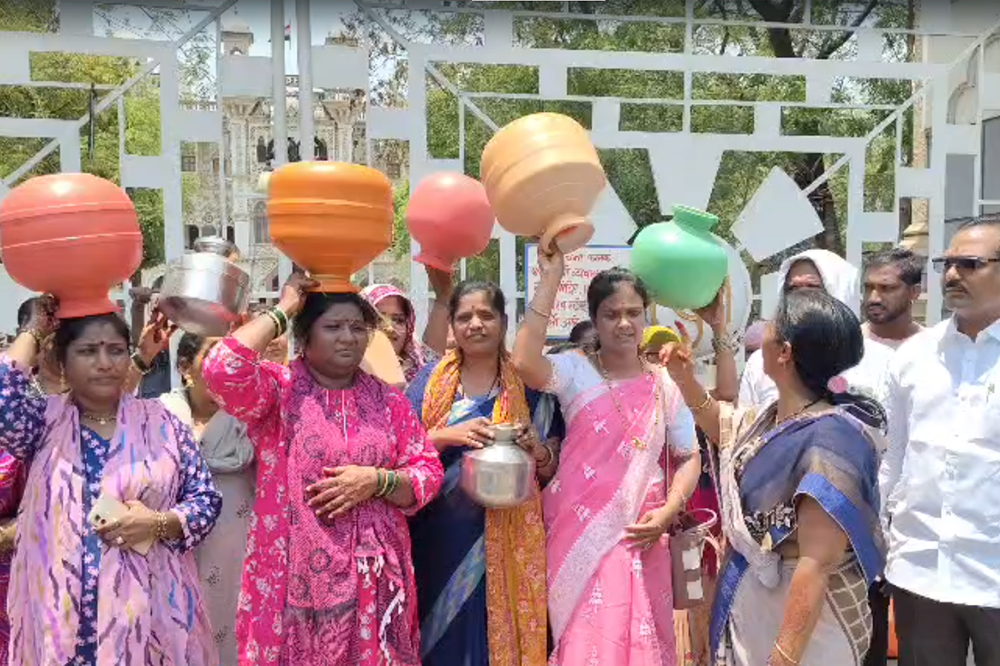 सोलापुरात पाणीटंचाई तीव्र; महिलांचा महापालिकेवर घागर मोर्चा 