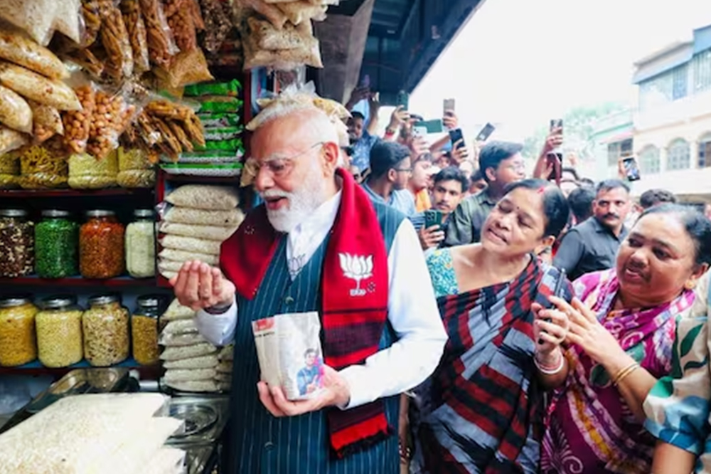 झाडग्राममध्ये मोदींनी घेतला ‘झालमुडी’चा आस्वाद; व्हिडिओ सोशल मीडियावर व्हायरल