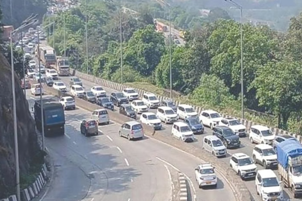 लोणावळा एक्स्प्रेस वेवर ट्रॅफिक ब्लॉक; डोंगरगाव-कुसगाव उड्डाणपूल अंतिम टप्प्यात