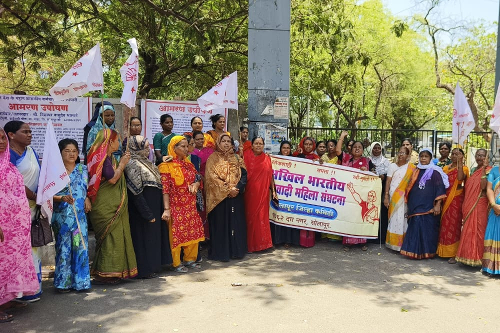 महिला आरक्षणासाठी सोलापूरात धरणे आंदोलन; तात्काळ अंमलबजावणीची मागणी 
