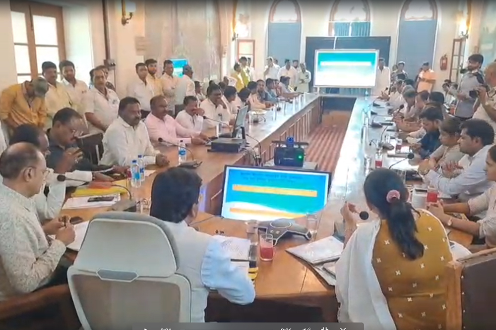 महाराष्ट्र राज्य सफाई कर्मचारी आयोगाच्या अध्यक्षांच्या उपस्थितीत सोलापूर महापालिकेत आढावा बैठक संपन्न
