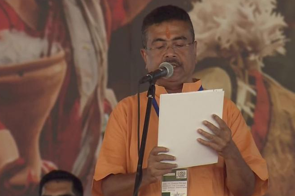 भगवा कुर्ता आणि टिळ्यासह सुवेंदू अधिकारी यांनी घेतली पश्चिम बंगालच्या मुख्यमंत्रिपदाची शपथ