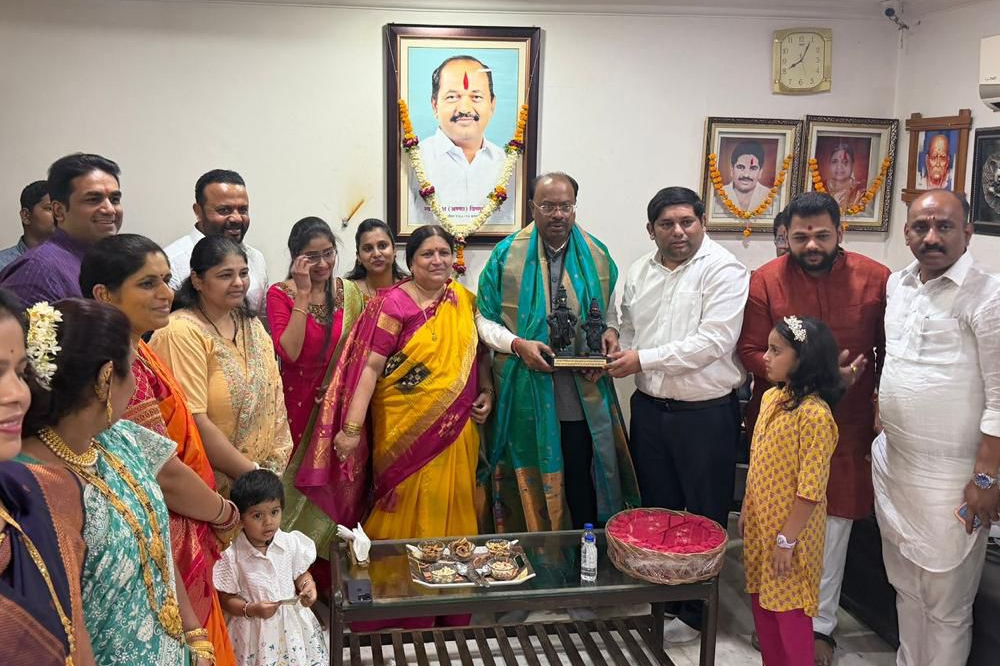 महसूल मंत्री चंद्रशेखर बावनकुळे यांची राधाश्री निवास येथे सदिच्छा भेट; डॉ. सूर्यप्रकाश कोठे यांच्या कार्याचे कौतुक 