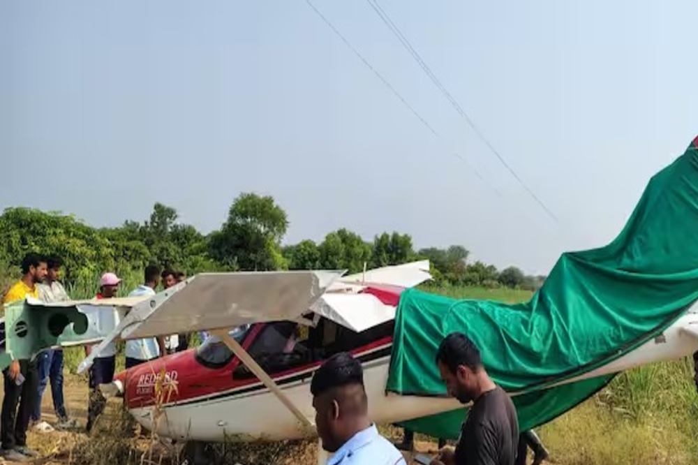 बारामतीत प्रशिक्षण विमान उसाच्या शेतात कोसळले; वैमानिक थोडक्यात बचावला 
