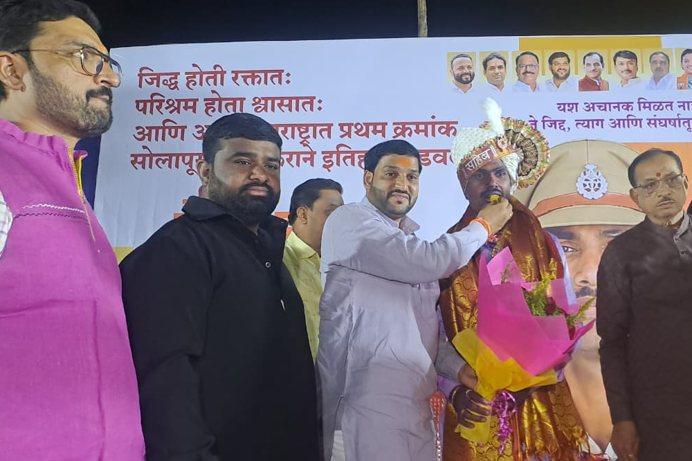 महाराष्ट्रात प्रथम क्रमांक मिळवणाऱ्या वैभव बोराडे यांचा सोलापुरात भव्य नागरिक सत्कार