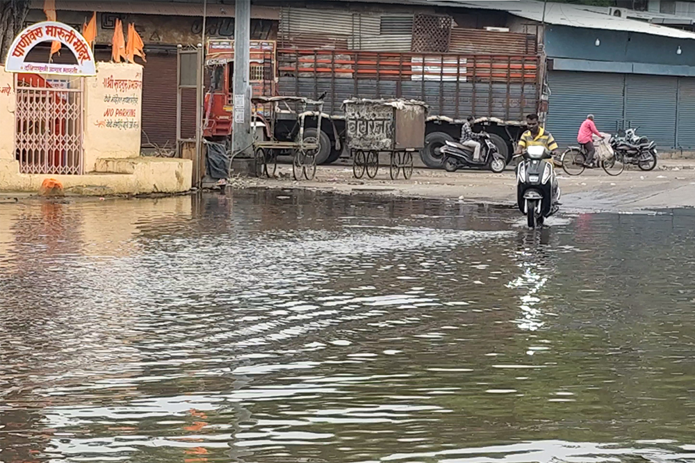 दुष्काळात तेरावा महिना; व्हॉल्व तुटल्याने हजारो लिटर पिण्याचे पाणी वाया, लक्ष्मी मंडई परिसरात पाणीपुरवठा विस्कळीत 
