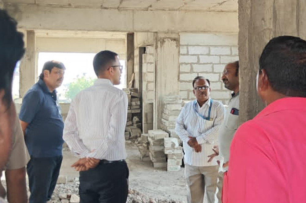सोलापुरात अनधिकृत बांधकामांवर महापालिकेचा बडगा; आयुक्त डॉ. सचिन ओम्बासे यांची प्रत्यक्ष पाहणी