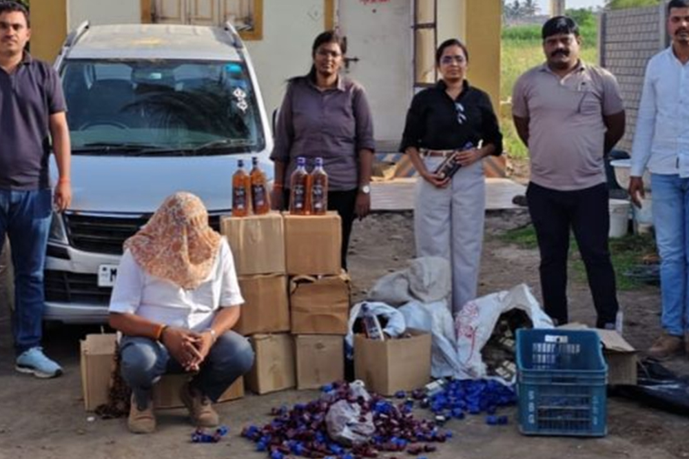 गणेशखिंड रोडवर अडवली कार अन् उघड झाला मोठा खेळ; बनावट विदेशी मद्य रॅकेटचा पर्दाफाश 