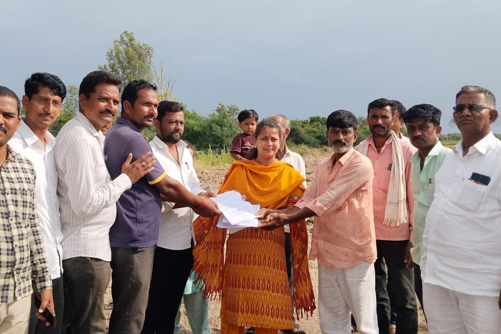वादळग्रस्त शेतीची पाहणी करत खासदार प्रणिती शिंदे यांचा रड्डे दौरा; सिंचन, भरपाई आणि रस्ते प्रश्नांवर पाठपुराव्याची ग्वाही 