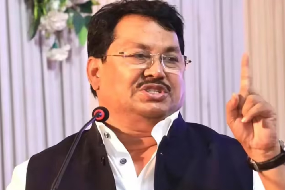 शेतकऱ्यांवर पहिला हक्क राज्याच्या तिजोरीचा; मदतीच्या नावाखाली दिखावा थांबवा – विजय वडेट्टीवार 
