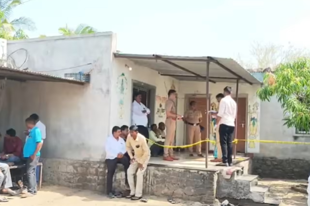 शेअर मार्केटमधील १.८० कोटींच्या कर्जातून मुख्याध्यापकाचे टोकाचे पाऊल; पत्नी व दोन मुलांसह सामूहिक आत्महत्या 