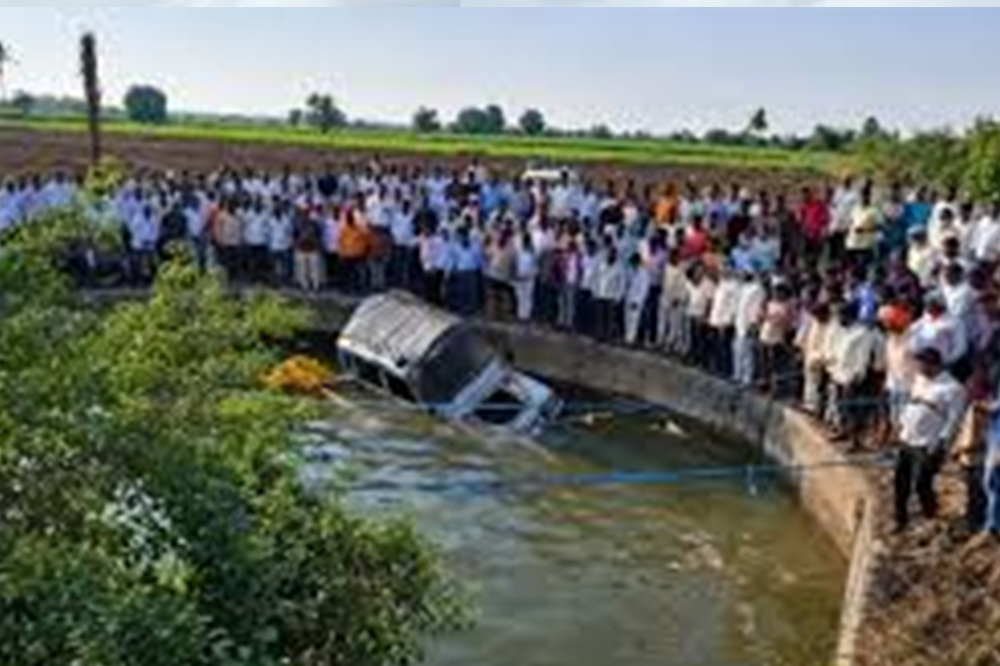 सोलापूरच्या माळशिरसमध्ये भीषण दुर्घटना; भाविकांची पिकअप विहिरीत कोसळून ८ जणांचा मृत्यू