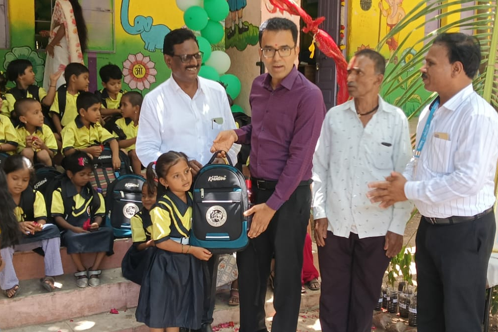 मनपा शाळांमध्ये शाळा प्रवेशोत्सव उत्साहात; विद्यार्थ्यांना पाठ्यपुस्तक व गणवेशांचे वितरण 