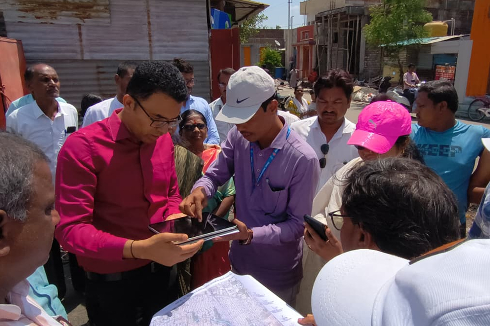 पावसाळ्यापूर्वी नालेसफाईला गती; आयुक्त डॉ. सचिन ओम्बासे यांची नीलम नगर व सुमय्या नगरमध्ये पाहणी