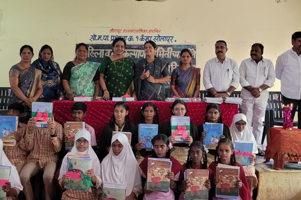 सोलापूर मनपाकडून ४३१ विद्यार्थ्यांना मोफत पाठ्यपुस्तकांचे वितरण; शिक्षणाला चालना देणारा उपक्रम 