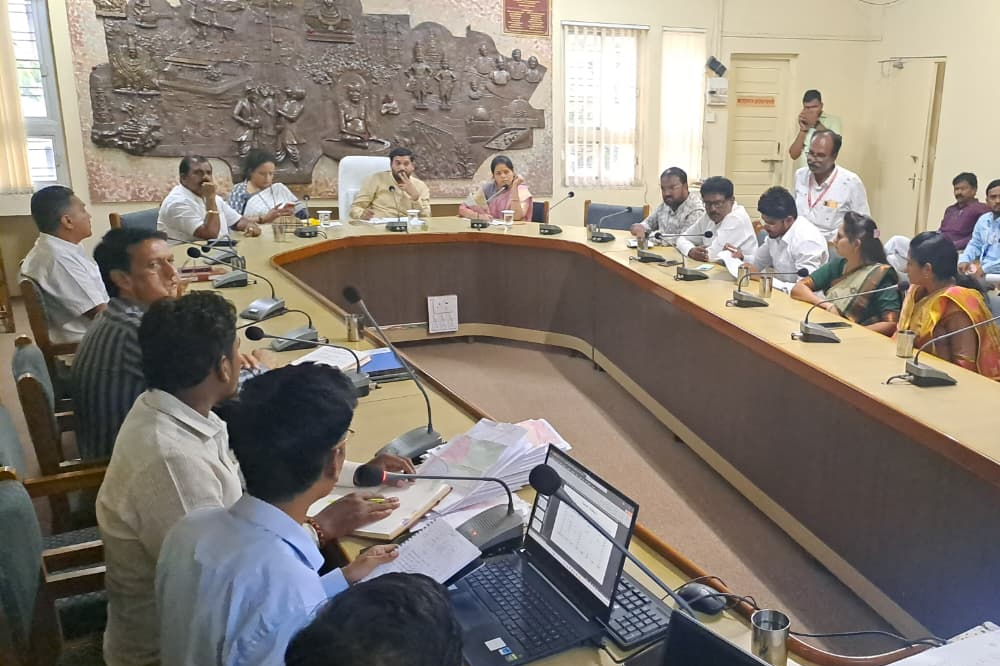 पीएम ई-बस सेवेला गती; सोलापुरात १०० इलेक्ट्रिक बस लवकरच, डॉ. बाबासाहेब आंबेडकर वाहनतळ अंतिम टप्प्यात